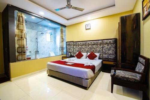 Deluxe room with attached bathroom